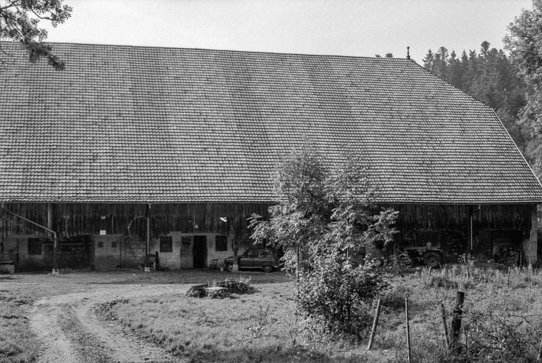 Façade latérale droite. © Gilbert Poinsot / Région Bourgogne-Franche-Comté, Inventaire du patrimoine - 1975