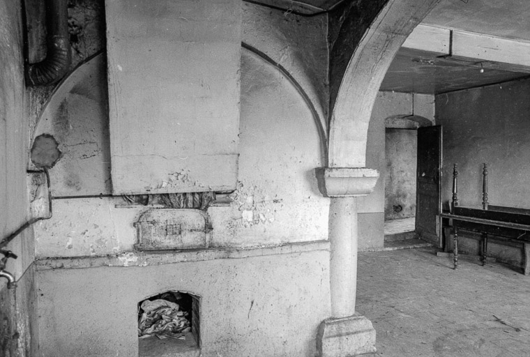 Cuisine : pilier central et porte menant au couloir voûté. © Gilbert Poinsot / Région Bourgogne-Franche-Comté, Inventaire du patrimoine - 1975