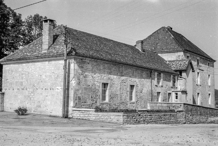 Façade sur la rue. © Gilbert Poinsot / Région Bourgogne-Franche-Comté, Inventaire du patrimoine - 1975