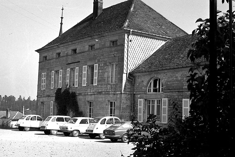 Façade sur le parc. © Gilbert Poinsot / Région Bourgogne-Franche-Comté, Inventaire du patrimoine - 1975