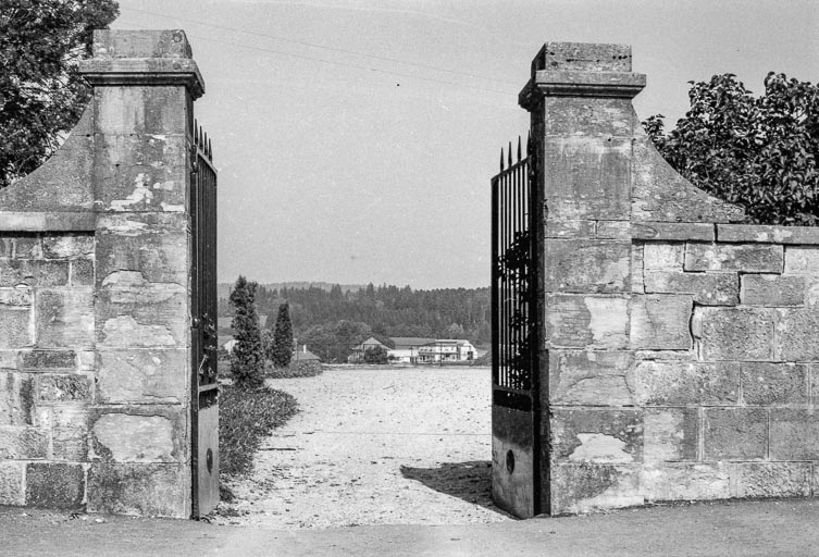 Portail d'entrée. © Gilbert Poinsot / Région Bourgogne-Franche-Comté, Inventaire du patrimoine - 1975