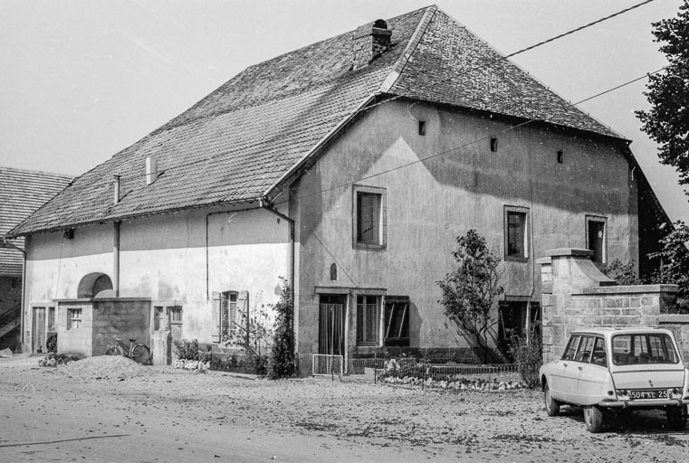 Ferme cadastrée 1961 AB 70 : façades antérieure et latérale gauche. © Gilbert Poinsot / Région Bourgogne-Franche-Comté, Inventaire du patrimoine - 1975