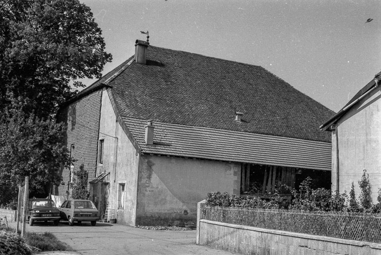 Ferme cadastrée 1961 AB 86 : façades antérieure et latérale droite. © Gilbert Poinsot / Région Bourgogne-Franche-Comté, Inventaire du patrimoine - 1975