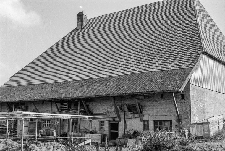 Façade postérieure. © Gilbert Poinsot / Région Bourgogne-Franche-Comté, Inventaire du patrimoine - 1975
