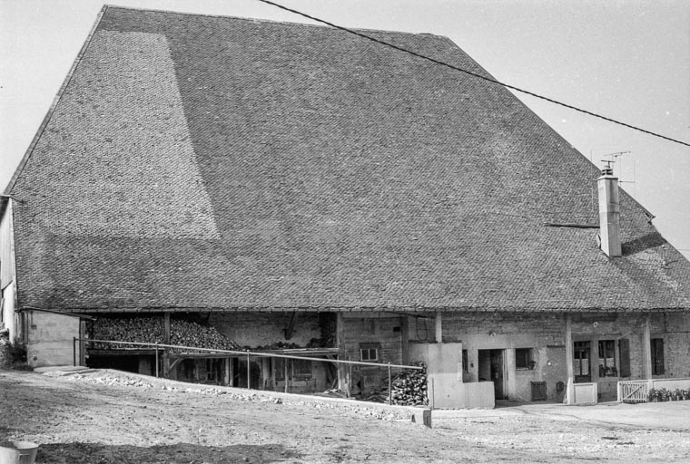 Façade antérieure. © Gilbert Poinsot / Région Bourgogne-Franche-Comté, Inventaire du patrimoine - 1975