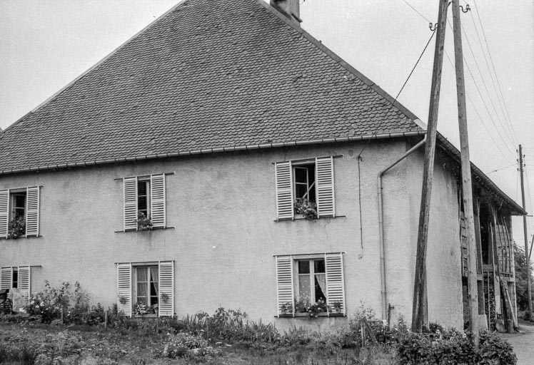 Ferme cadastrée 1939 B 192 : façade latérale gauche. © Gilbert Poinsot / Région Bourgogne-Franche-Comté, Inventaire du patrimoine - 1975