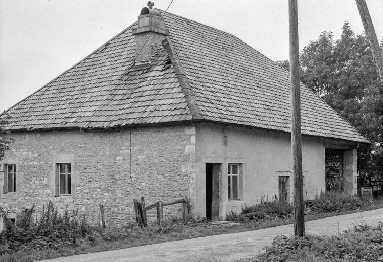 Ferme cadastrée 1939 B 210 : façades antérieure et latérale gauche. © Gilbert Poinsot / Région Bourgogne-Franche-Comté, Inventaire du patrimoine - 1975