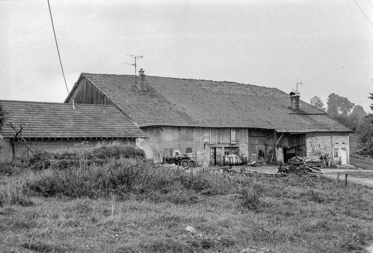 Ferme située au lieudit Le Souillot, cadastrée 1939 F 187-188 : vue d'ensemble. © Gilbert Poinsot / Région Bourgogne-Franche-Comté, Inventaire du patrimoine - 1975