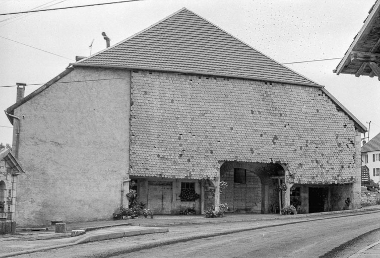 Façade latérale droite sur rue. © Gilbert Poinsot / Région Bourgogne-Franche-Comté, Inventaire du patrimoine - 1975