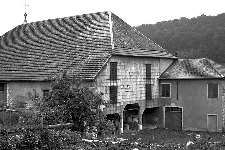 Vue du long pan sur rue et du pignon postérieur. © Gilbert Poinsot / Région Bourgogne-Franche-Comté, Inventaire du patrimoine - 1975