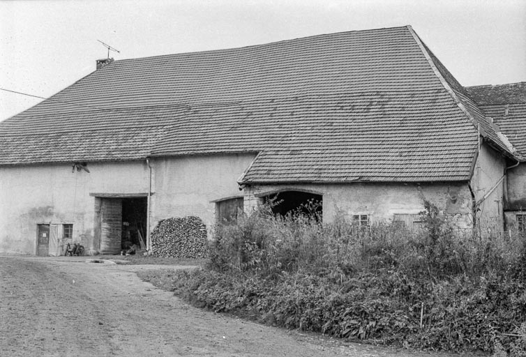 Ferme cadastrée 1939 F 2-3 : façade latérale droite. © Gilbert Poinsot / Région Bourgogne-Franche-Comté, Inventaire du patrimoine - 1975