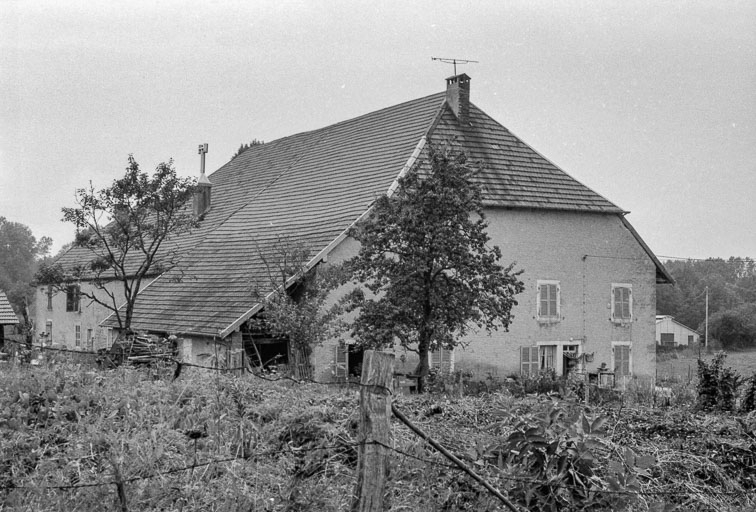 Ferme cadastrée 1939 F 2-3 : façades antérieure et latérale gauche. © Gilbert Poinsot / Région Bourgogne-Franche-Comté, Inventaire du patrimoine - 1975