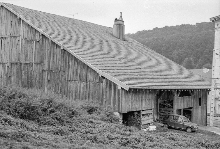 Façades postérieure et latérale gauche. © Gilbert Poinsot / Région Bourgogne-Franche-Comté, Inventaire du patrimoine - 1975