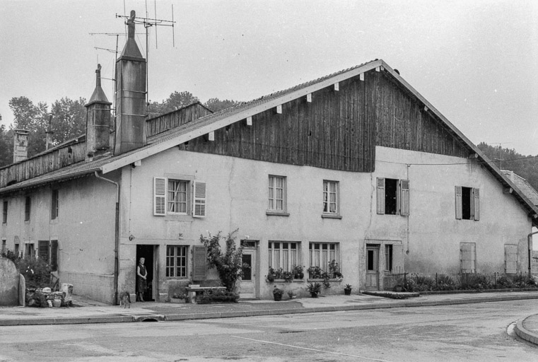 Ferme cadastrée 1939 F 183-184 : vue de trois quarts gauche. © Gilbert Poinsot / Région Bourgogne-Franche-Comté, Inventaire du patrimoine - 1975