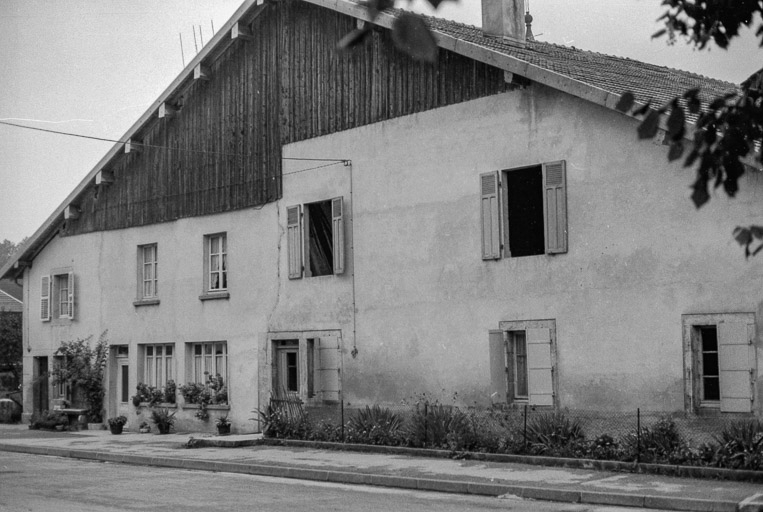 Ferme cadastrée 1939 F 183-184 : façade antérieure. © Gilbert Poinsot / Région Bourgogne-Franche-Comté, Inventaire du patrimoine - 1975