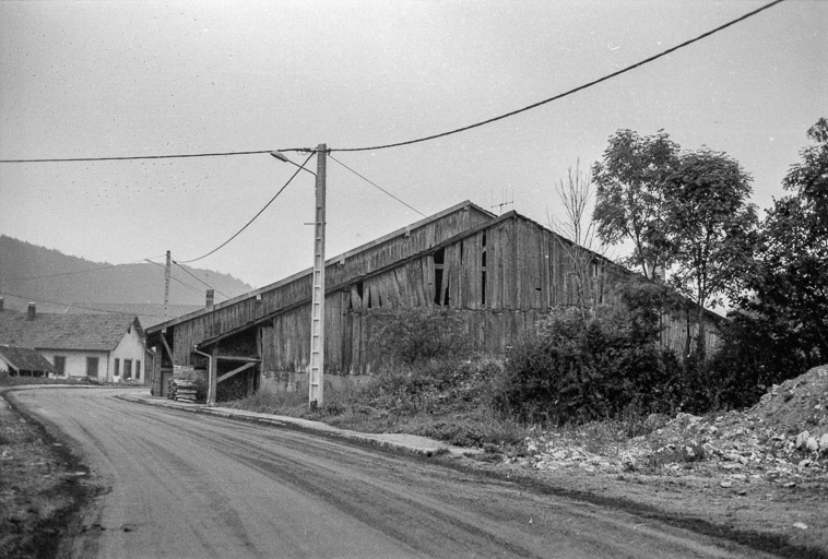 Ferme cadastrée 1939 F 18 et 87 : vue de trois quarts droit depuis la rue. © Gilbert Poinsot / Région Bourgogne-Franche-Comté, Inventaire du patrimoine - 1975