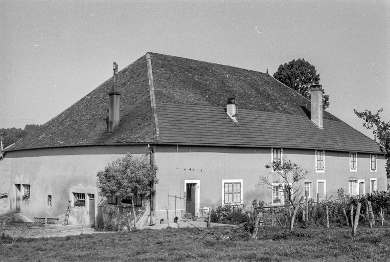 Ferme cadastrée 1961 AC 128 : façades antérieure et latérale gauche. © Gilbert Poinsot / Région Bourgogne-Franche-Comté, Inventaire du patrimoine - 1975