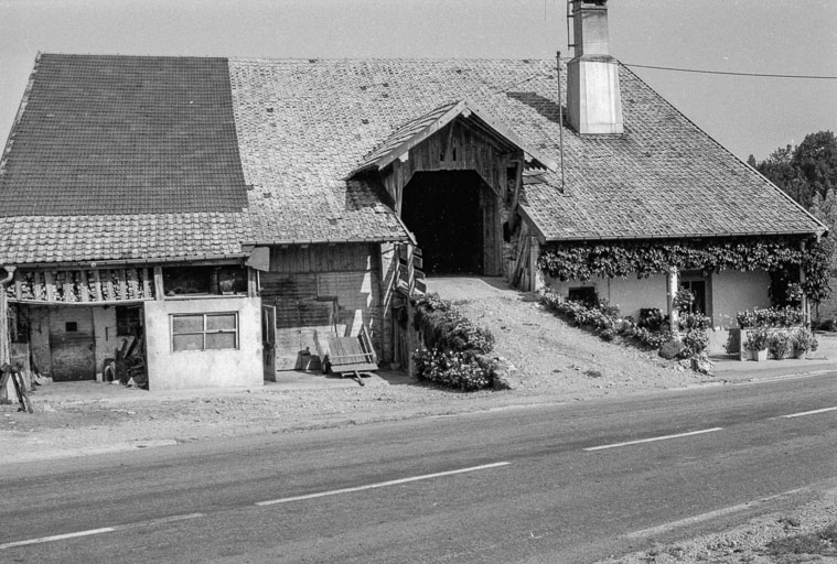 Ferme cadastrée 1961 AB 45 : façade sur rue avec levée de grange. © Gilbert Poinsot / Région Bourgogne-Franche-Comté, Inventaire du patrimoine - 1975