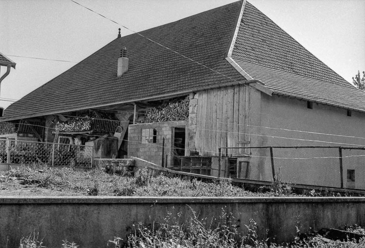 Ferme cadastrée 1961 AB 8 : façades postérieure et latérale gauche. © Gilbert Poinsot / Région Bourgogne-Franche-Comté, Inventaire du patrimoine - 1975
