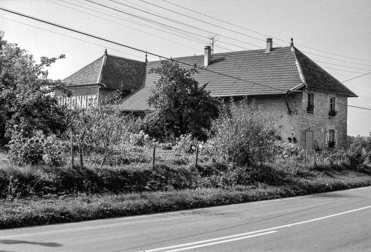 Ferme cadastrée 1961 AB 12, datée de 1771 : façades antérieure et latérale droite. © Gilbert Poinsot / Région Bourgogne-Franche-Comté, Inventaire du patrimoine - 1975