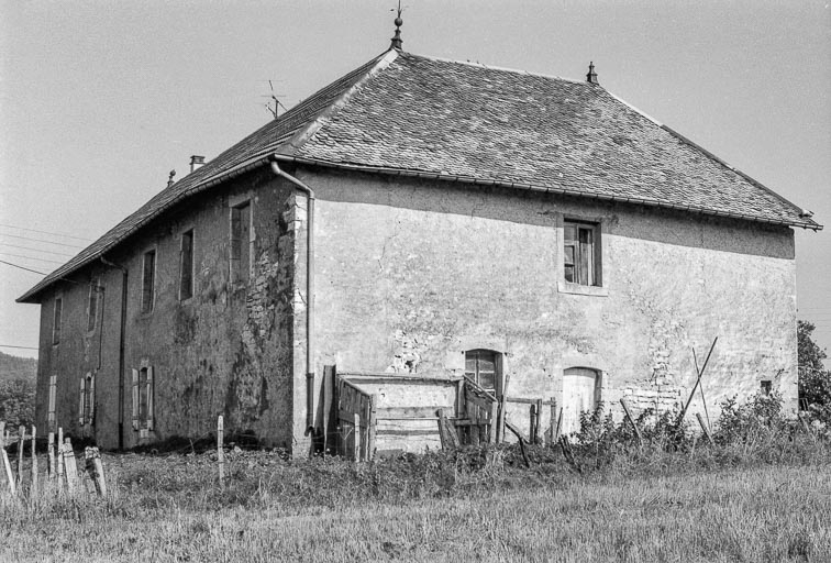 Ferme cadastrée 1961 AB 12, datée de 1771 : façades postérieure et latérale gauche. © Gilbert Poinsot / Région Bourgogne-Franche-Comté, Inventaire du patrimoine - 1975
