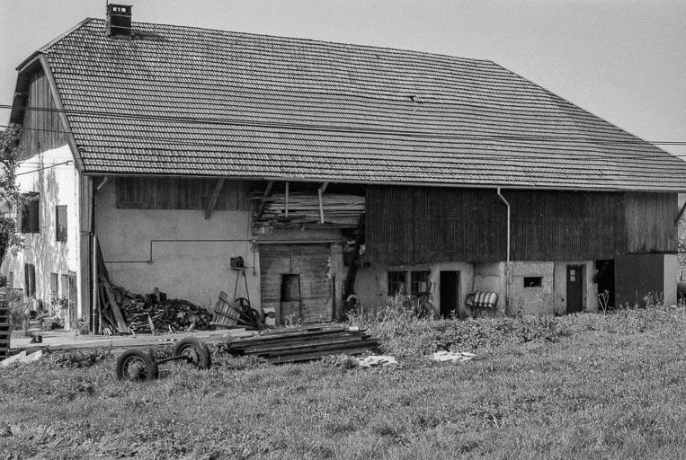 Ferme cadastrée 1961 AB 57 : façades antérieure et latérale droite. © Gilbert Poinsot / Région Bourgogne-Franche-Comté, Inventaire du patrimoine - 1975