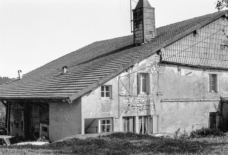 Ferme cadastrée 1961 AC 113 : façades antérieure et latérale gauche. © Gilbert Poinsot / Région Bourgogne-Franche-Comté, Inventaire du patrimoine - 1975