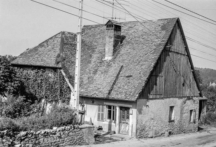 Ferme cadastrée 1961 AB 62 : façades antérieure et latérale droite. © Gilbert Poinsot / Région Bourgogne-Franche-Comté, Inventaire du patrimoine - 1975