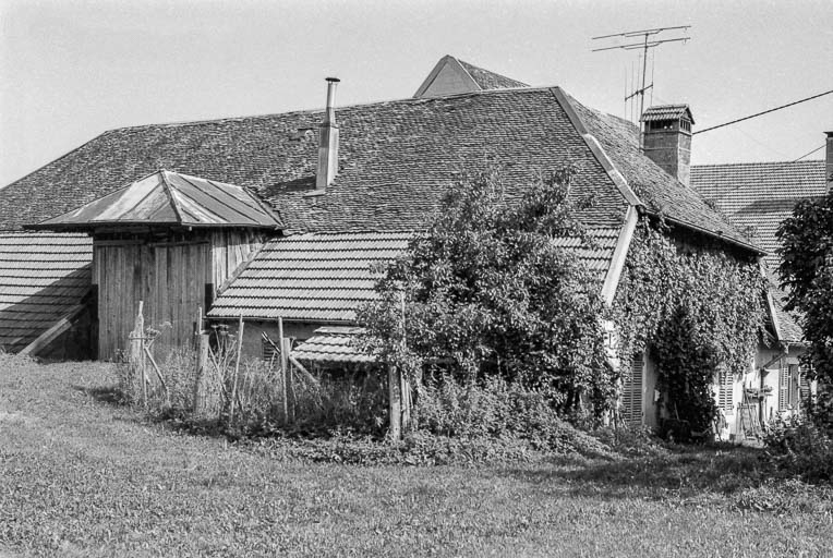 Ferme cadastrée 1961 AB 62 : façade latérale gauche. © Gilbert Poinsot / Région Bourgogne-Franche-Comté, Inventaire du patrimoine - 1975