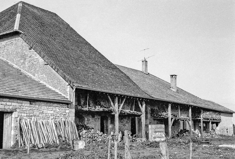Ferme cadastrée 1961 C 27, située au lieudit Narbaud : façade postérieure vue de trois quarts gauche. © Gilbert Poinsot / Région Bourgogne-Franche-Comté, Inventaire du patrimoine - 1975