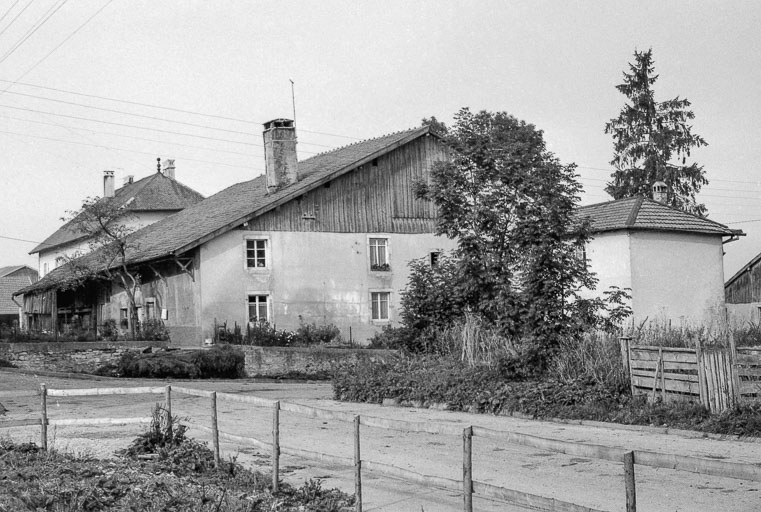 Ferme : façades antérieure et latérale droite. © Gilbert Poinsot / Région Bourgogne-Franche-Comté, Inventaire du patrimoine - 1975