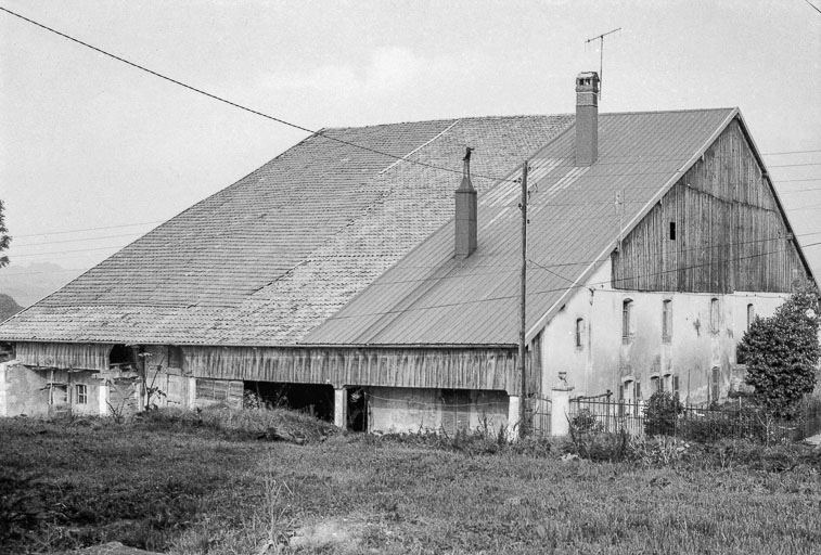 Façades antérieure et latérale gauche sur rue. © Gilbert Poinsot / Région Bourgogne-Franche-Comté, Inventaire du patrimoine - 1975