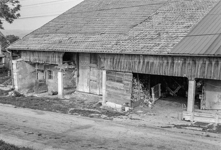 Façade latérale gauche sur rue : partie gauche. © Gilbert Poinsot / Région Bourgogne-Franche-Comté, Inventaire du patrimoine - 1975