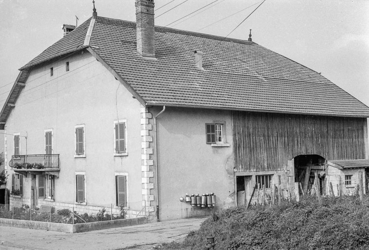 Ferme haute datée de 1814 : vue d'ensemble. © Gilbert Poinsot / Région Bourgogne-Franche-Comté, Inventaire du patrimoine - 1975