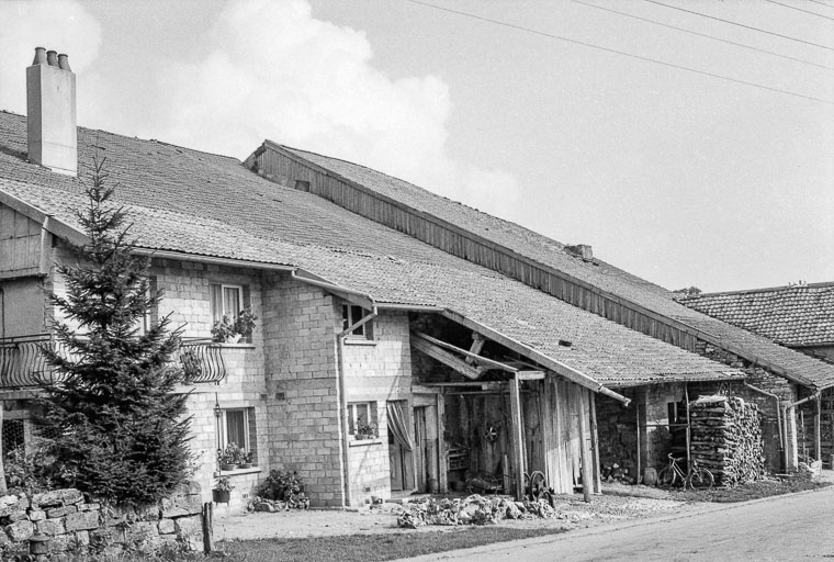 Ferme : vue de trois quarts gauche. © Gilbert Poinsot / Région Bourgogne-Franche-Comté, Inventaire du patrimoine - 1975