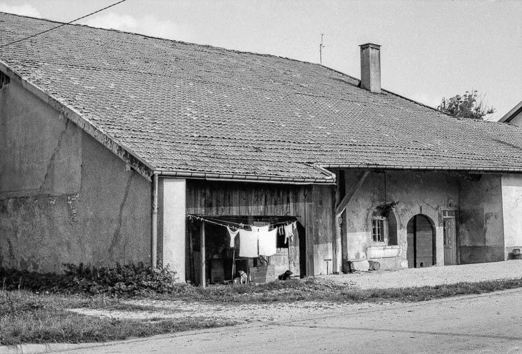 Ferme : façades antérieure et latérale droite. © Gilbert Poinsot / Région Bourgogne-Franche-Comté, Inventaire du patrimoine - 1975