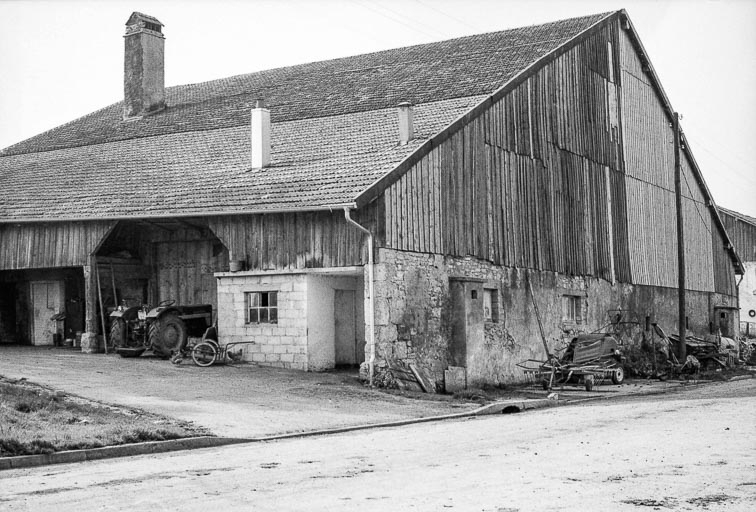 Ferme : façade antérieure et façade latérale droite sur rue. © Gilbert Poinsot / Région Bourgogne-Franche-Comté, Inventaire du patrimoine - 1975