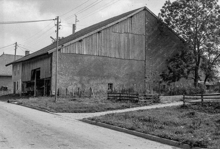 Ferme vue de trois quarts droit. © Gilbert Poinsot / Région Bourgogne-Franche-Comté, Inventaire du patrimoine - 1975