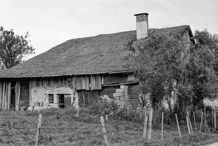 Ferme datée de 1805, située au lieudit La Chaux : façade postérieure. © Gilbert Poinsot / Région Bourgogne-Franche-Comté, Inventaire du patrimoine - 1975