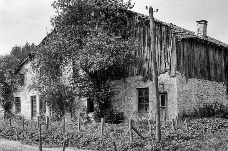 Ferme datée de 1805, située au lieudit La Chaux : façade antérieure. © Gilbert Poinsot / Région Bourgogne-Franche-Comté, Inventaire du patrimoine - 1975