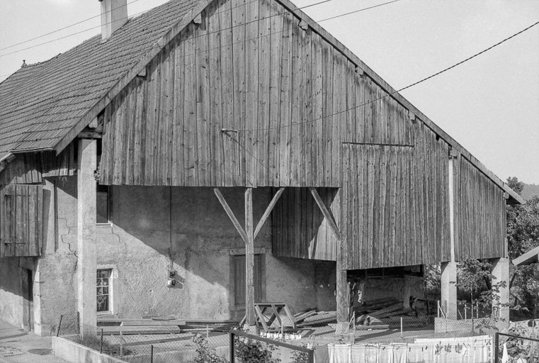 Ferme cadastrée 1962 E 189 : façade latérale droite. © Gilbert Poinsot / Région Bourgogne-Franche-Comté, Inventaire du patrimoine - 1975