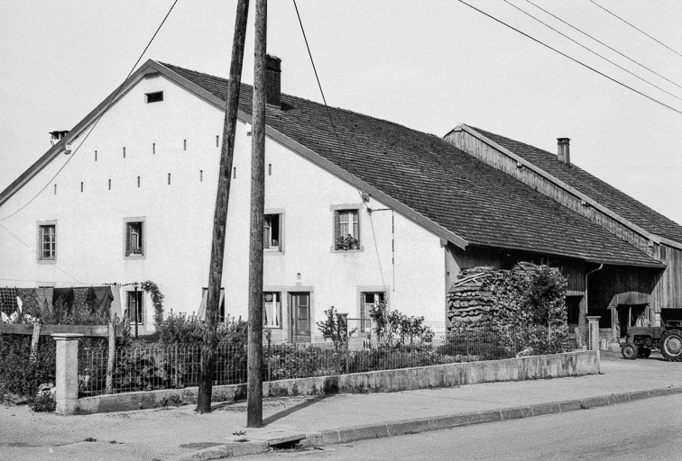 Ferme cadastrée 1962 E 174-175 : façades antérieure et latérale droite. © Gilbert Poinsot / Région Bourgogne-Franche-Comté, Inventaire du patrimoine - 1975