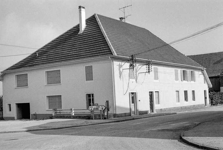 Ferme : façade antérieure et latérale gauche. © Gilbert Poinsot / Région Bourgogne-Franche-Comté, Inventaire du patrimoine - 1975