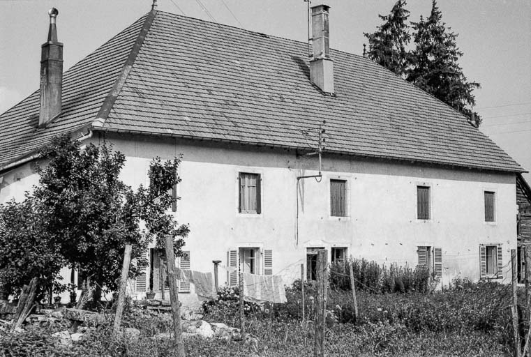 Ferme cadastrée 1964 D 25, 31, 31 bis, 33 : façade antérieure. © Gilbert Poinsot / Région Bourgogne-Franche-Comté, Inventaire du patrimoine - 1975
