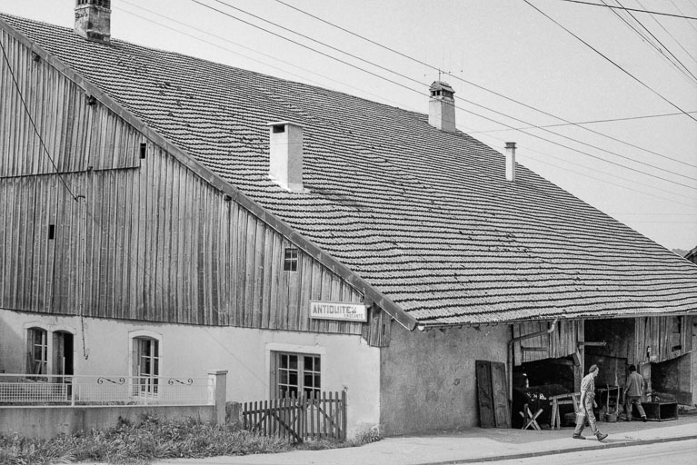 Ferme cadastrée 1964 D 131-133 : façades antérieure et latérale gauche. © Gilbert Poinsot / Région Bourgogne-Franche-Comté, Inventaire du patrimoine - 1975