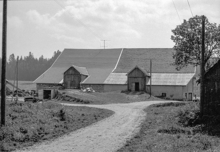 Ferme située au lieu-dit La Cabette : façade postérieure. © Gilbert Poinsot / Région Bourgogne-Franche-Comté, Inventaire du patrimoine - 1975
