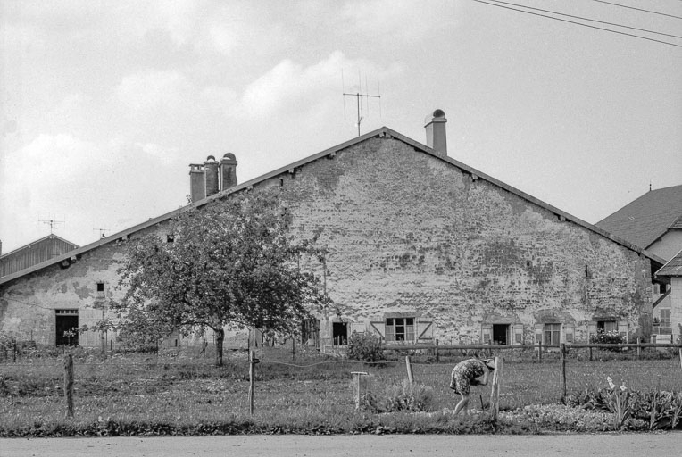 Façade antérieure. © Gilbert Poinsot / Région Bourgogne-Franche-Comté, Inventaire du patrimoine - 1975