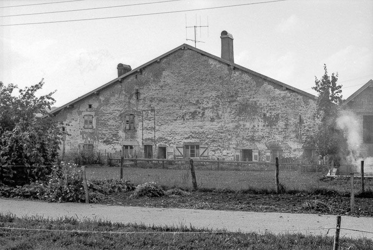 Façade antérieure. © Gilbert Poinsot / Région Bourgogne-Franche-Comté, Inventaire du patrimoine - 1975