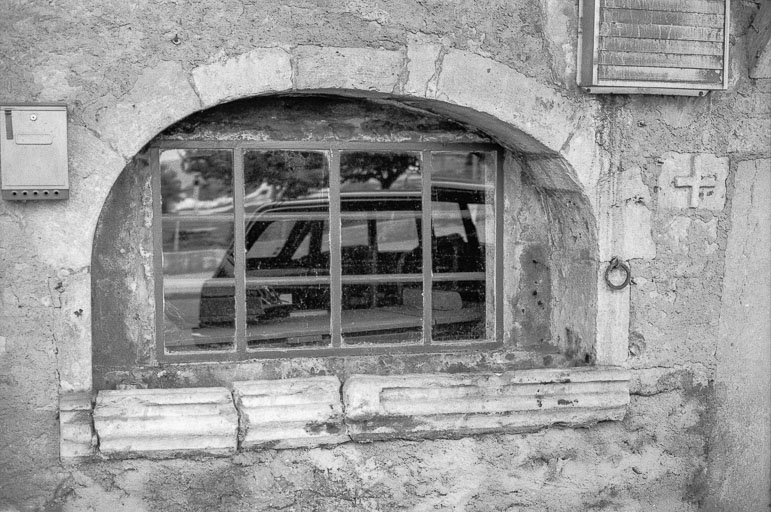 Fenêtre de l'écurie avec mangeoire. © Gilbert Poinsot / Région Bourgogne-Franche-Comté, Inventaire du patrimoine - 1975