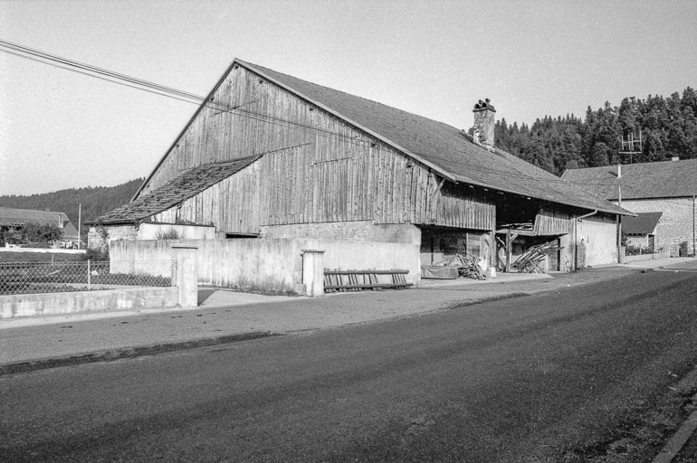 Façades postérieure et latérale gauche. © Gilbert Poinsot / Région Bourgogne-Franche-Comté, Inventaire du patrimoine - 1975
